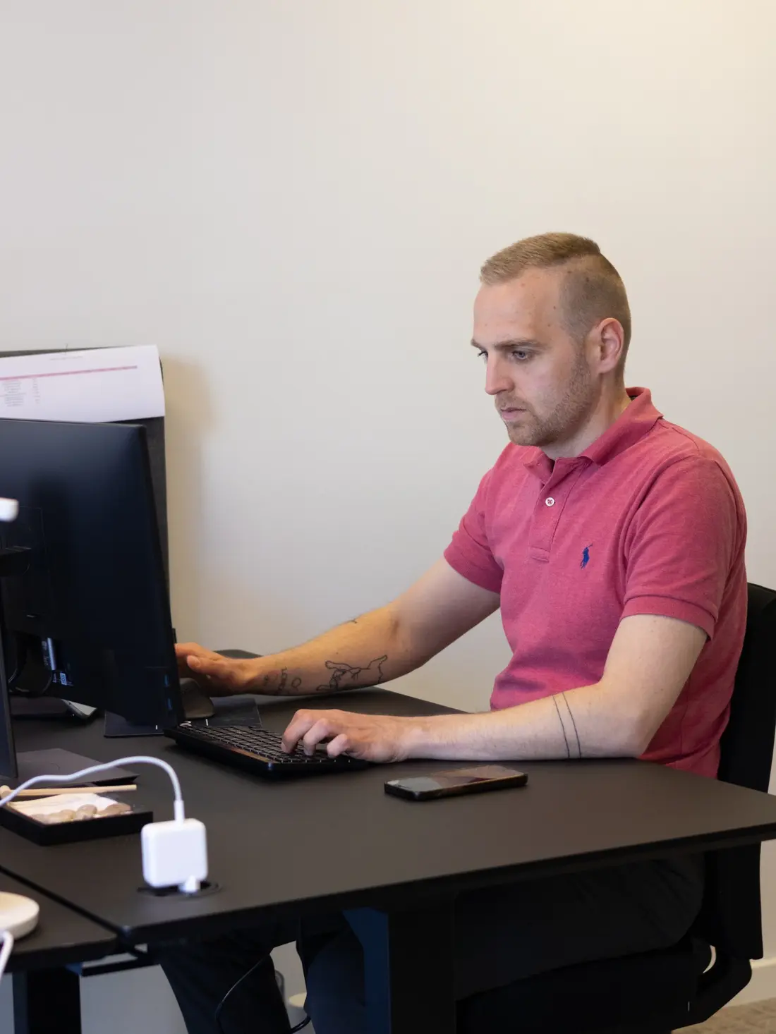 Patrick fra Effecta arbejder ved computeren